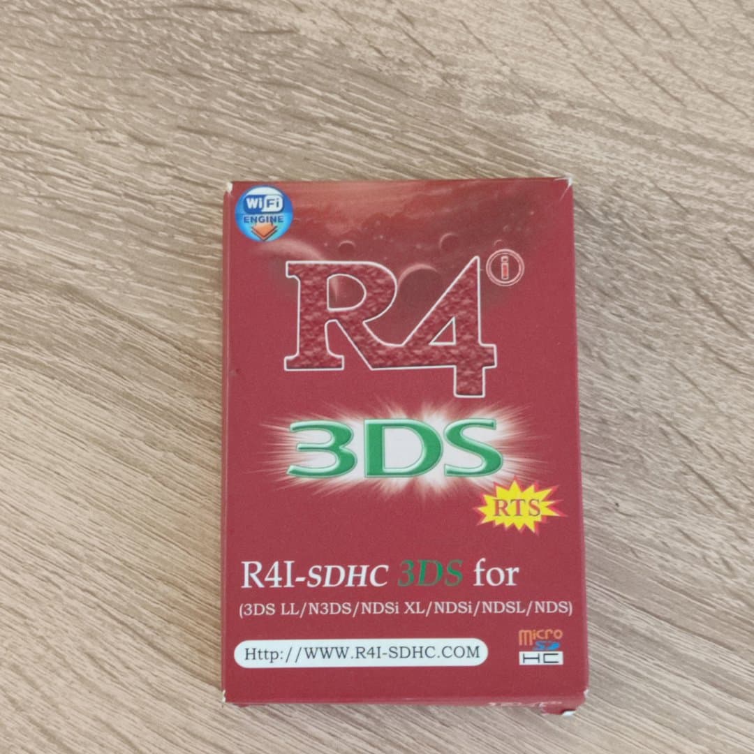 R4 3DS SDHC flashcard for Nintendo 3DS/DS consoles.