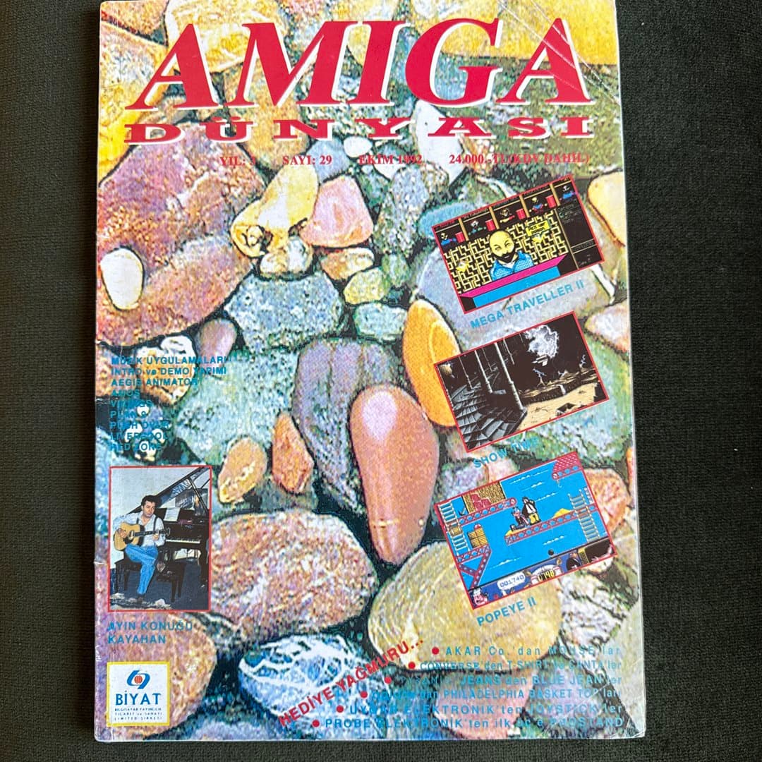 Vintage Amiga Dünyası magazine from October 1992, featuring retro gaming content.