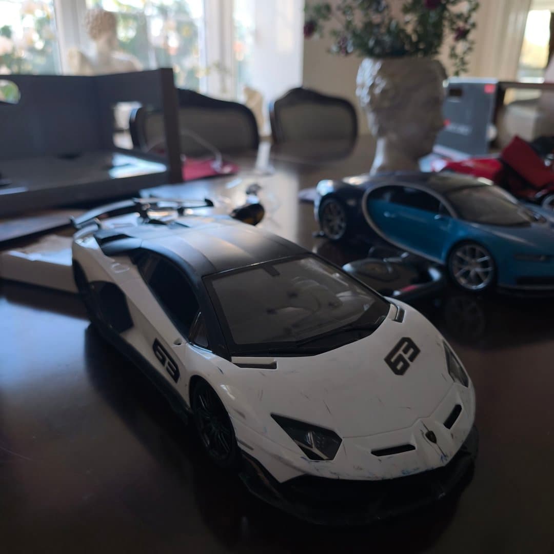 Lamborghini Aventador SVJ and Bugatti Chiron diecast model cars.