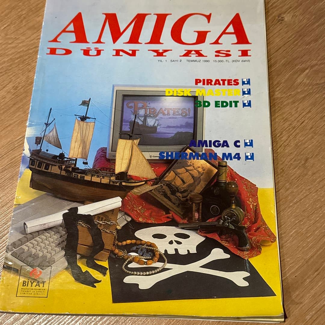 Vintage Amiga Dünyası magazine, featuring the game Pirates! on the cover.