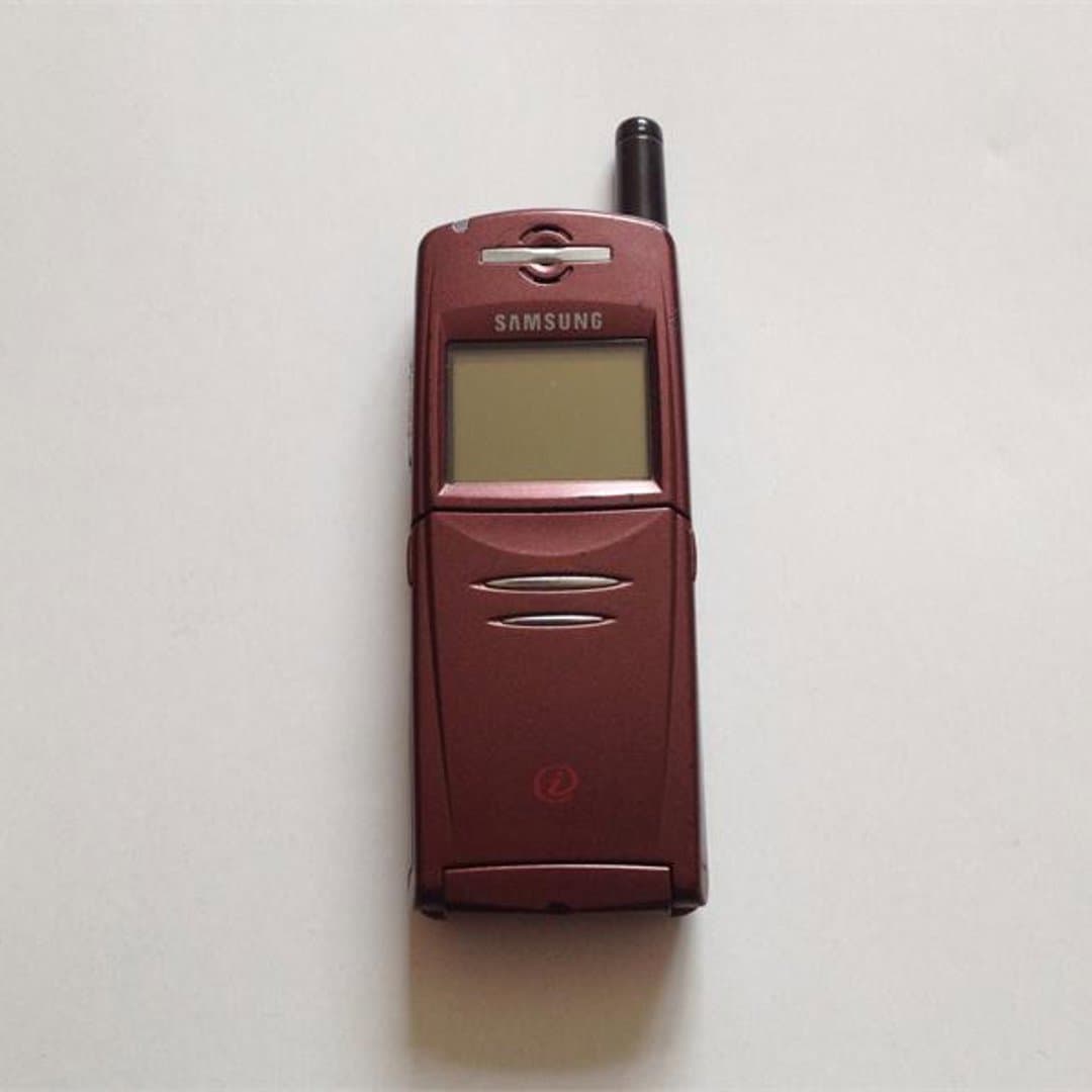 Samsung SGH-N100 - Vintage Samsung flip phone with an external antenna, a classic piece of mobile technology history.