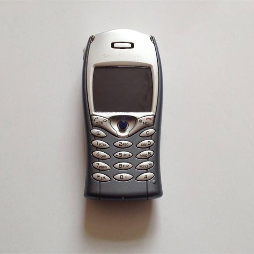 Sony Ericsson T68i - A vintage Sony Ericsson mobile phone, a classic feature phone from the early 2000s.