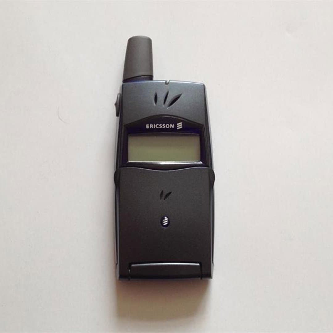 Ericsson T29S - Vintage Ericsson flip phone with an external antenna, a classic piece of mobile communication history.