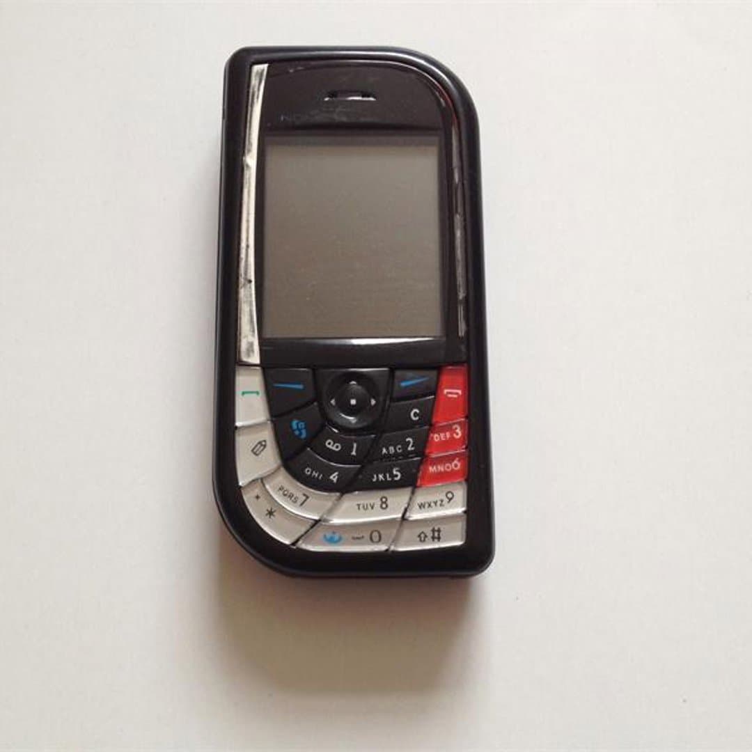 Nokia 7610 vintage smartphone with Symbian OS and distinctive rounded design.