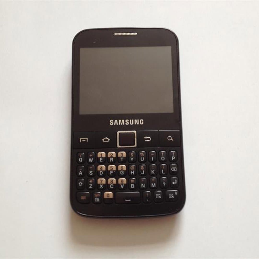 Samsung GT-B5510 - Black Samsung mobile phone with a classic QWERTY keypad.