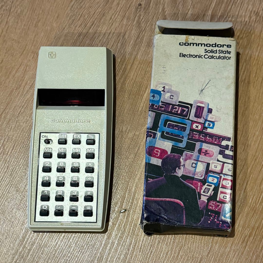 Vintage Commodore Solid State 797D Electronic Calculator with original box. - Photo 1