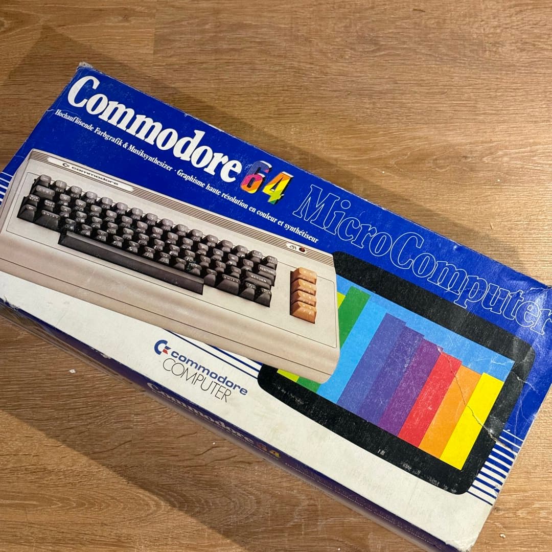 Vintage Commodore 64 MicroComputer box, featuring high-res graphics and music synthesizer. - Photo 1