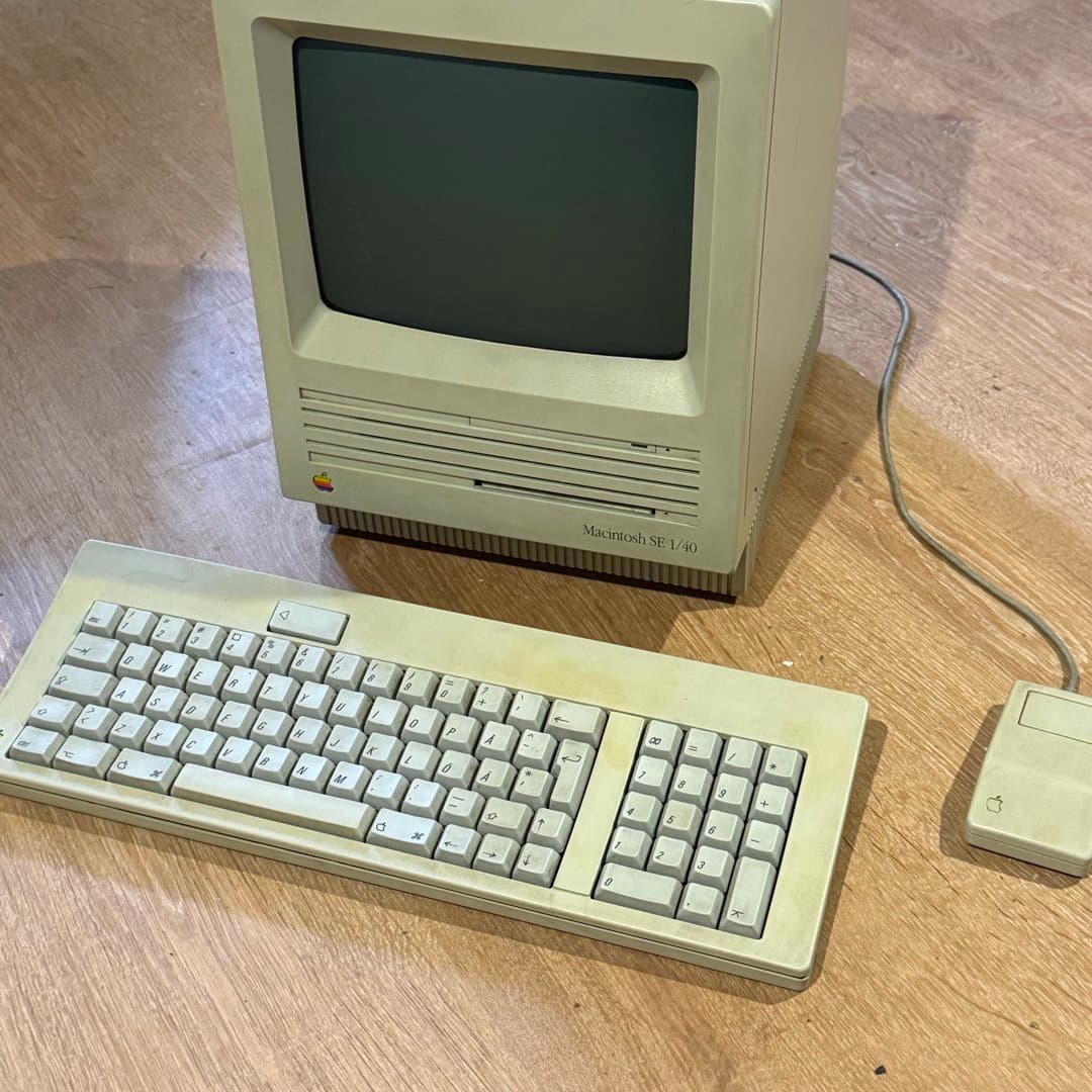 Vintage Macintosh SE/40 computer - Photo 1