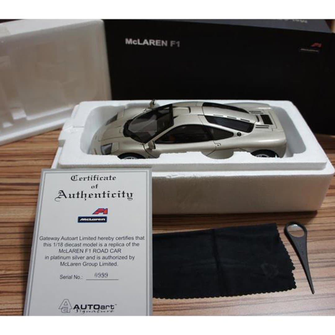 1/18 AUTOart Signature diecast model of a McLaren F1 Road Car in platinum silver.