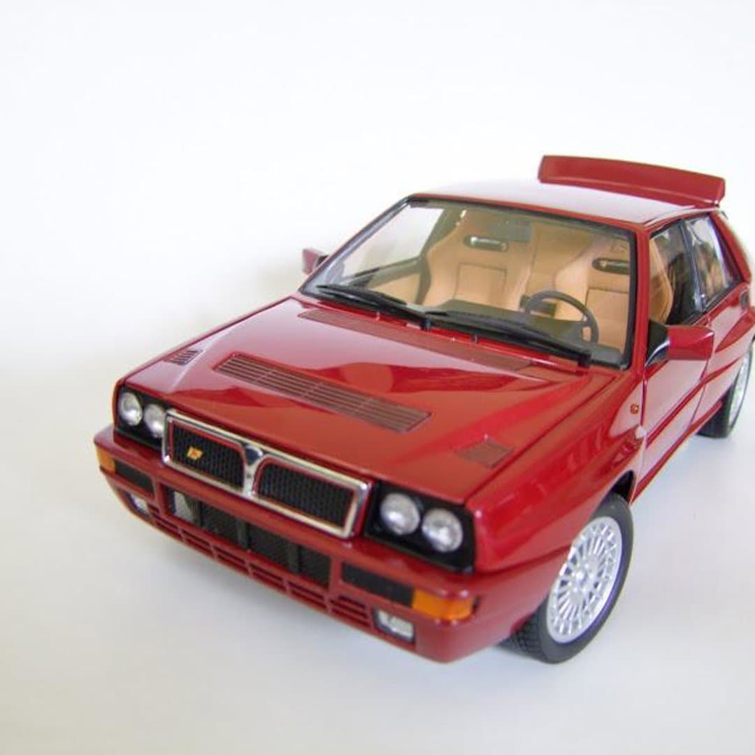 Detailed red Minichamps Lancia Delta Integrale 1/18 scale model car for collectors. - Photo 1