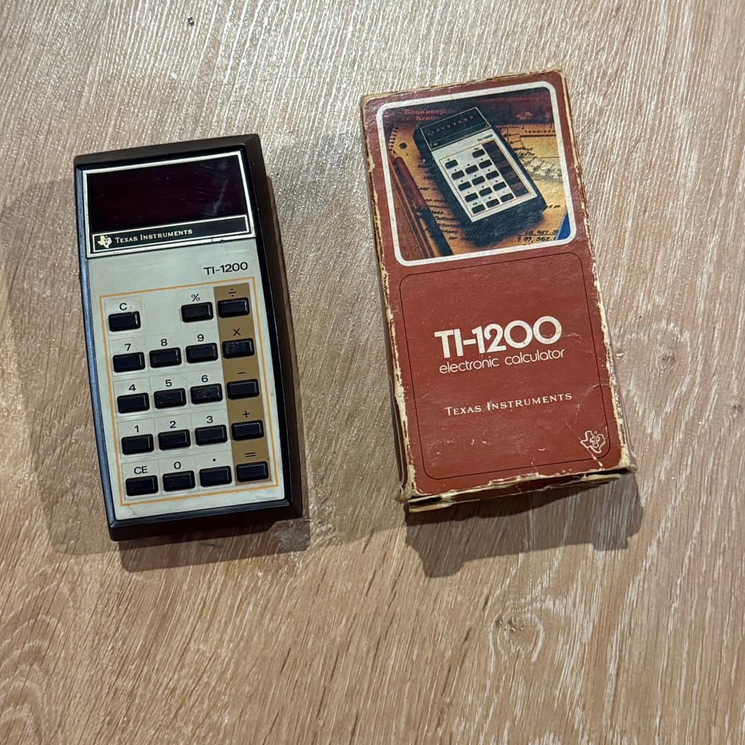 Vintage Texas Instruments TI-1200 electronic calculator with its original box. - Photo 1