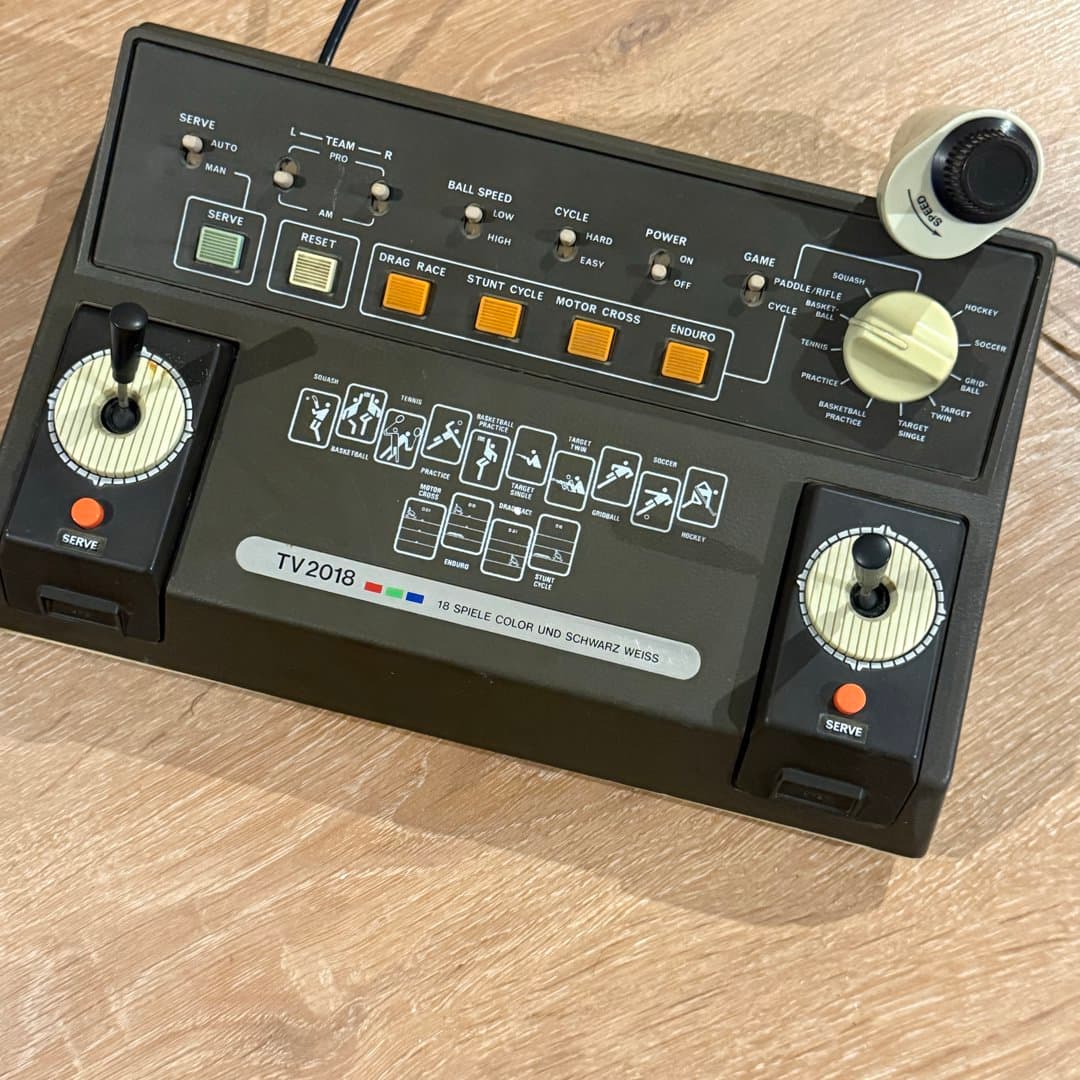 Retro TV game console (TV 2018) offering 18 color/B&W games with integrated controls.