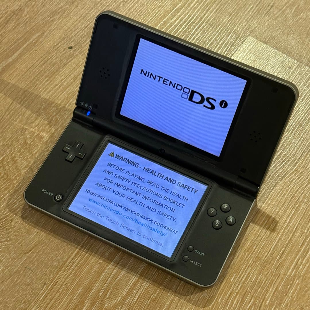Nintendo DS XL handheld gaming console, a classic portable system for retro gaming. - Photo 1
