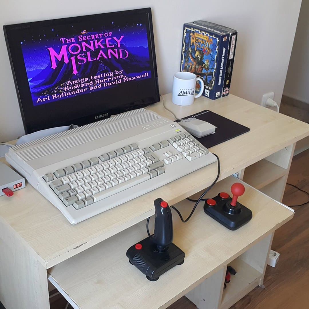 Vintage Amiga 500 computer setup 1mb ram playing The Secret of Monkey Island with joysticks. - Photo 1