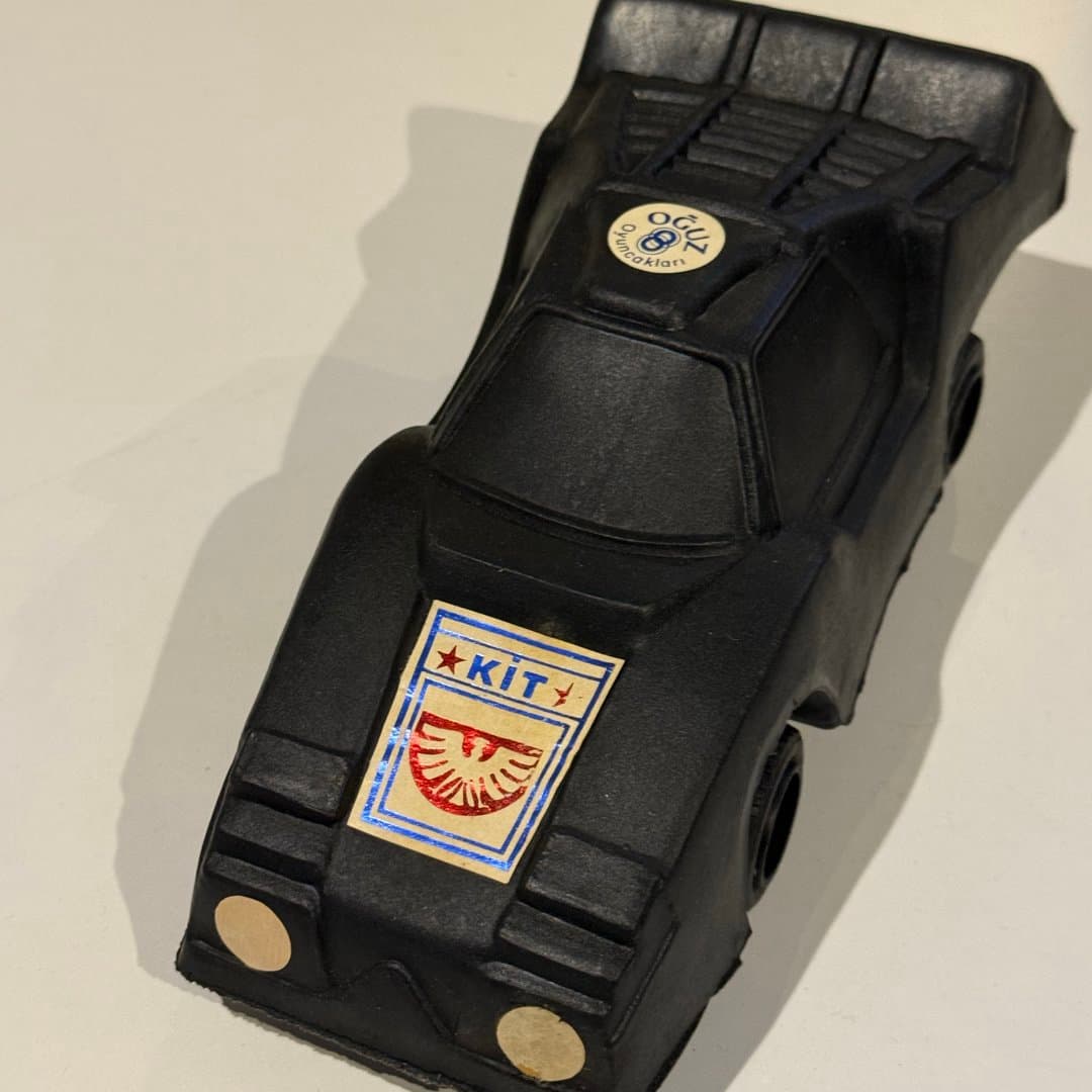 Black toy car resembling K.I.T.T. from Knight Rider, featuring 'KIT' and 'Oğuz Oyuncakları' branding.