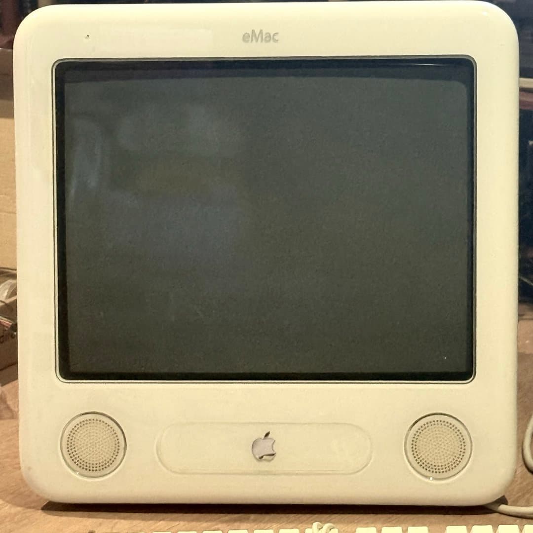 Vintage Apple eMac G4 all-in-one CRT desktop computer. - Photo 1