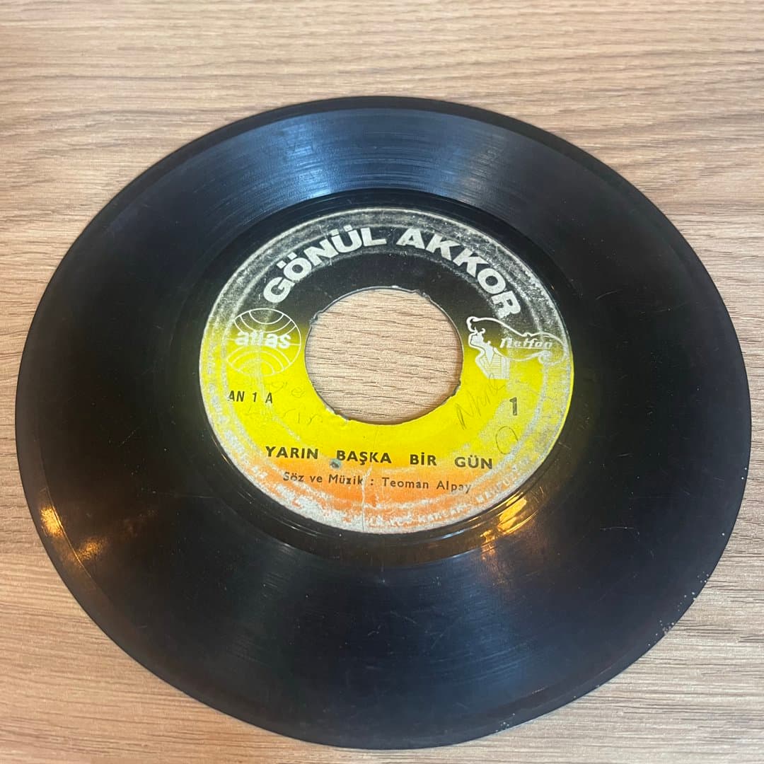 Vintage 45 RPM vinyl single by Gönül Akkor, song 'Kıskanırım', on Atlas/Netfon label.