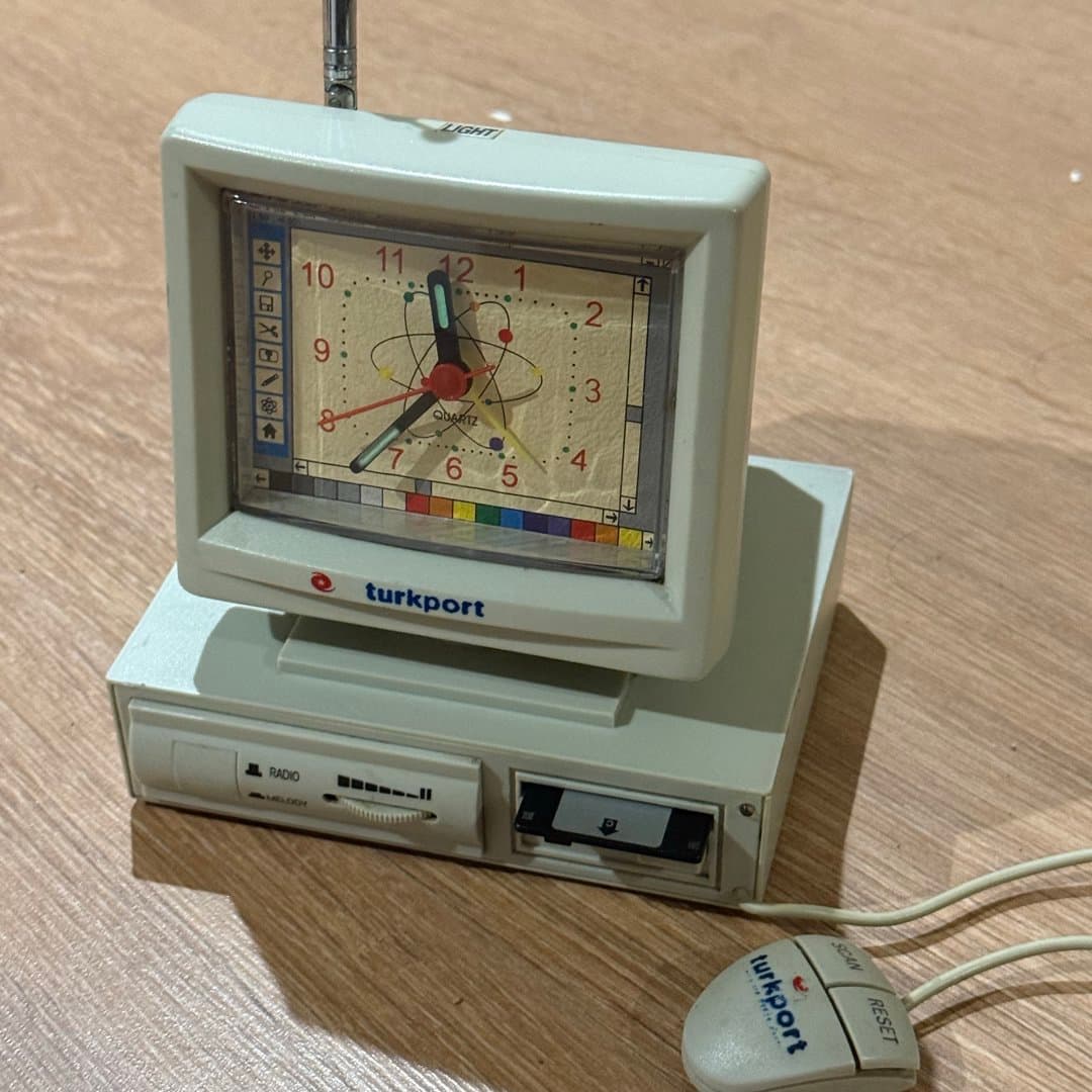 Retro desktop computer-themed clock radio with analog display, floppy drive, and miniature mouse. - Photo 1