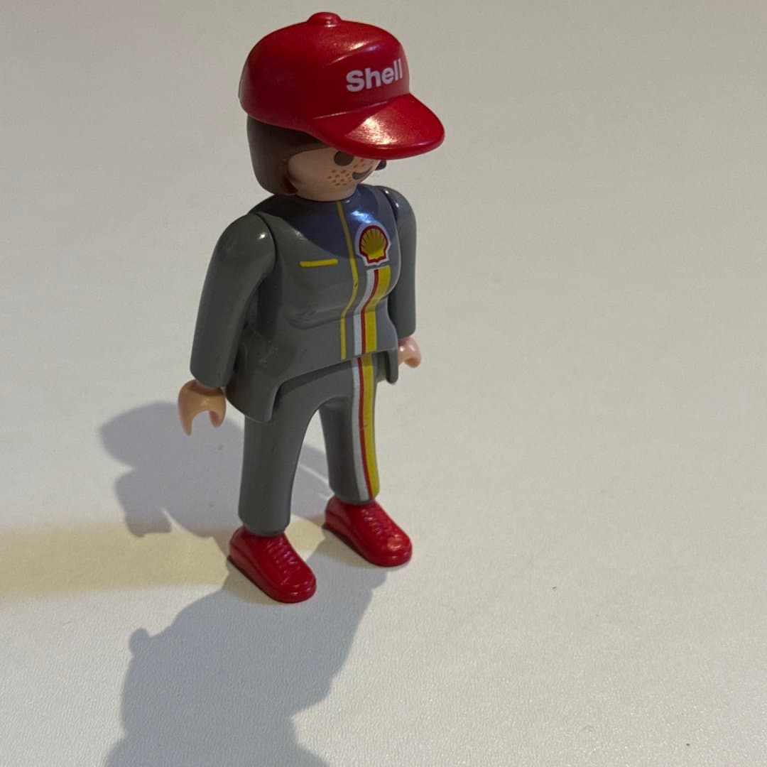 Playmobil Geobra figure dressed as a Shell employee with red cap and uniform. - Photo 1